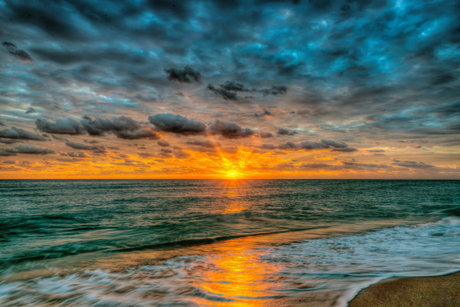 Обои картинки фото природа, восходы, закаты, море, вода, пейзаж, пляж, песок, облаках, небо, закат
