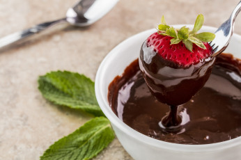 Картинка еда клубника +земляника шоколад ягоды десерт