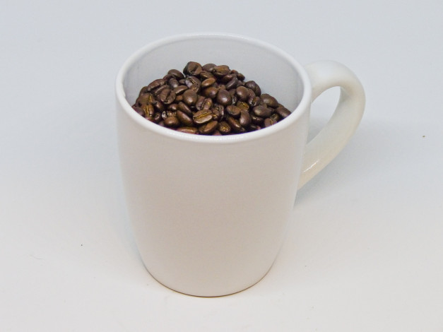 Обои картинки фото еда, кофе,  кофейные зёрна, кофейные, чашка, зерна