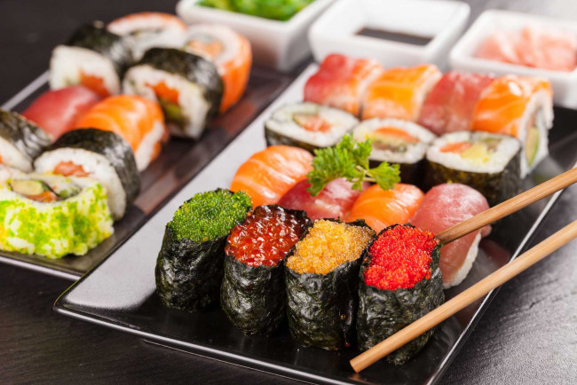 Обои картинки фото еда, рыба,  морепродукты,  суши,  роллы, японская, ассорти, икра, суши, роллы, кухня