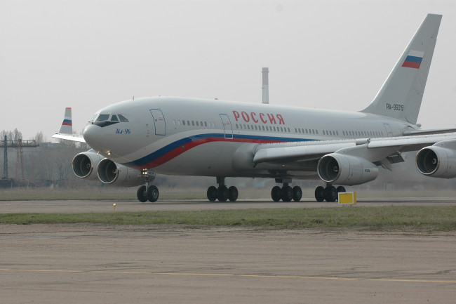 Обои картинки фото ил- 96, авиация, пассажирские самолёты, россия, самолёт, ил-, 96, аэродром, авиалайнер