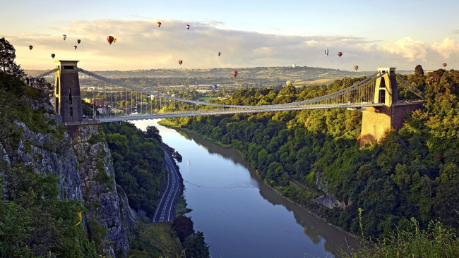 Обои картинки фото авиация, воздушные шары дирижабли, река, мост, воздушные, шары, полет