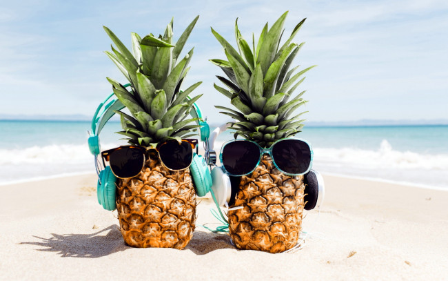 Обои картинки фото еда, ананас, пляж, ананасы, наушники, очки