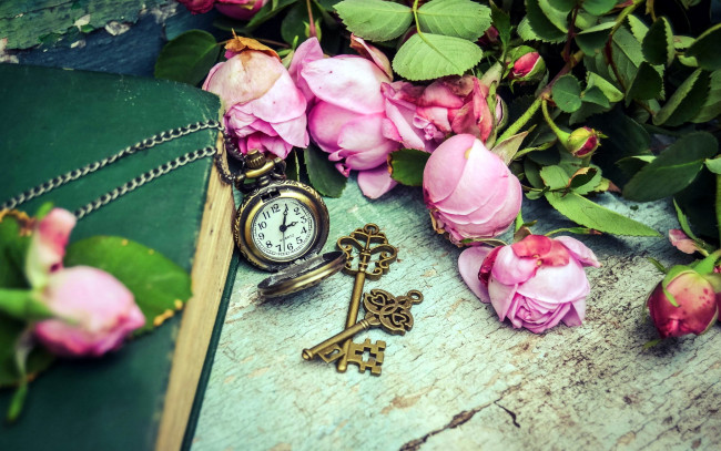 Обои картинки фото разное, часы,  часовые механизмы, ключи, розовые, розы, бутоны
