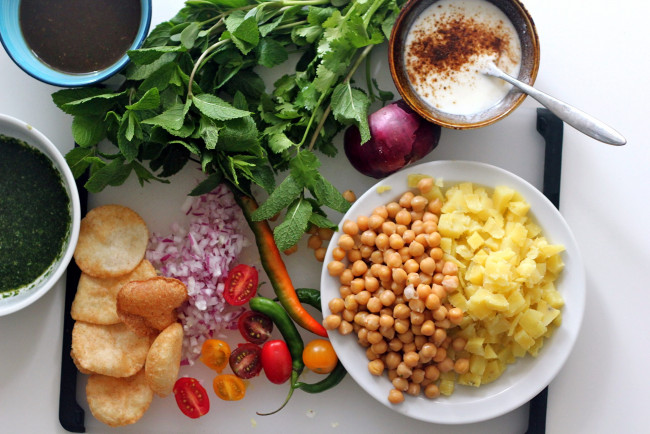 Обои картинки фото еда, разное, индийская, кухня, нут, перец, зелень, соус