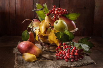 обоя еда, натюрморт, осень, листья, ягоды, стол, доски, фрукты, груши