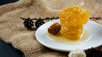 Картинка еда мёд +варенье +повидло +джем стол ветка соты мед тарелка натюрморт шишки мешковина ложка для мёда