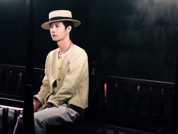 Обои картинки фото мужчины, wang yi bo, актер, шляпа, пиджак, скамейка