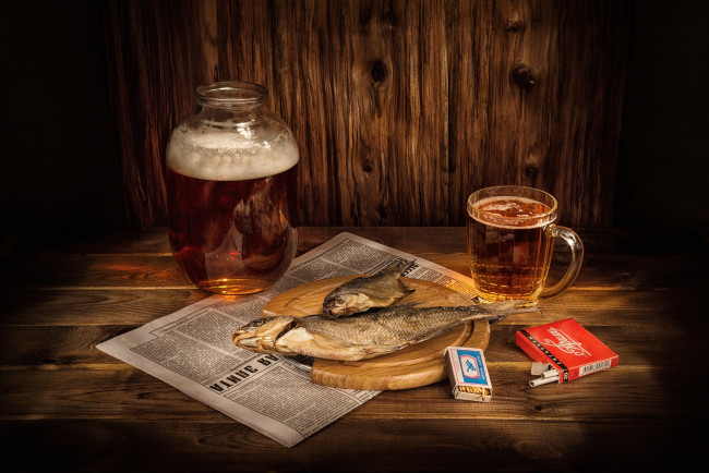 Обои картинки фото еда, напитки,  пиво, пиво, рыба, сигареты, спички