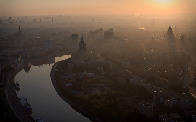 Обои картинки фото города, москва, россия, утро, туман, дома