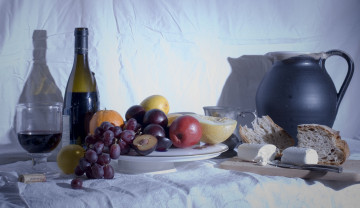Картинка еда натюрморт вино сыр хлеб кувшин виноград сливы дыня бутылка яблоко