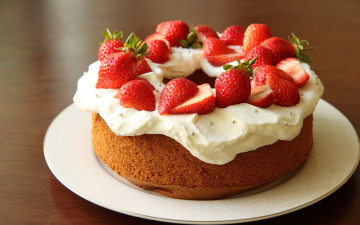 Картинка еда пирожные кексы печенье торт крем ягоды клубника бисквит тарелка