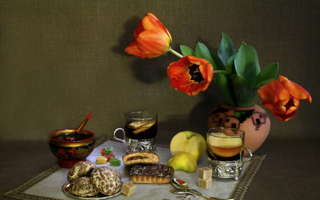 Обои картинки фото еда, натюрморт, букет, чай, стаканы, подстаканники, пряники, мармелад, мед