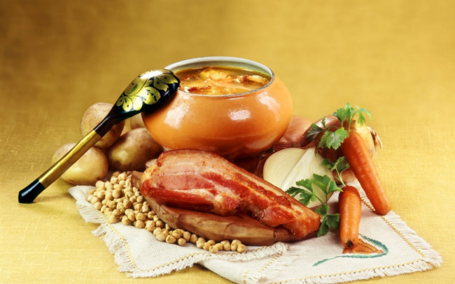 Обои картинки фото еда, первые, блюда, горшок, суп, ложка, картофель