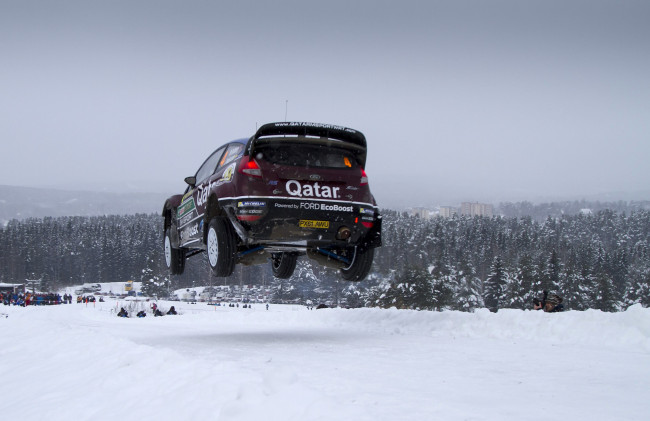 Обои картинки фото спорт, авторалли, wrc, rally, rs, fiesta, ford, snow, 2013, sweden, m, ostberg, jump