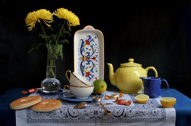 Обои картинки фото еда, натюрморт, чашки, хризантемы, лимон, заварник, бублики, конфеты