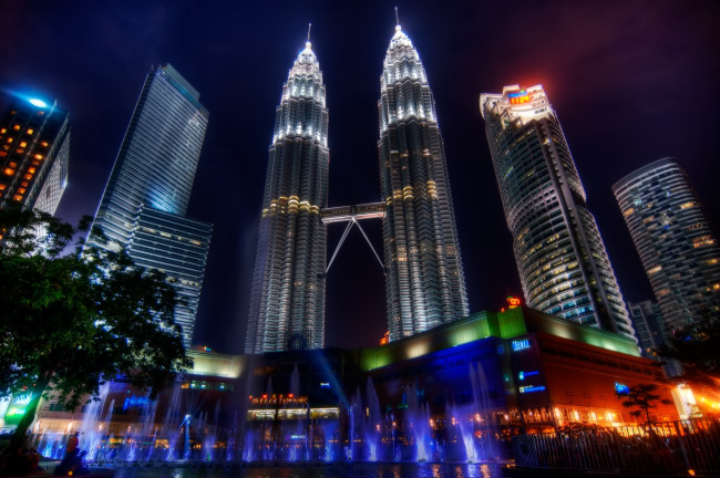 Обои картинки фото города, куала, лумпур, малайзия, ночь, небоскрёбы