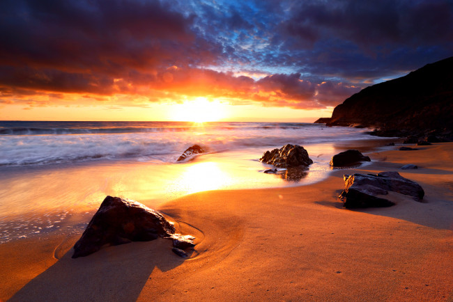Обои картинки фото природа, восходы, закаты, свет, тучи, камни, пляж, океан