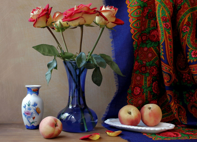 Обои картинки фото еда, персики, сливы, абрикосы, платок, ваза, розы