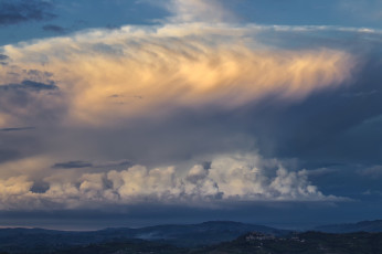 Картинка природа облака италия холмы поселок небо пейзаж