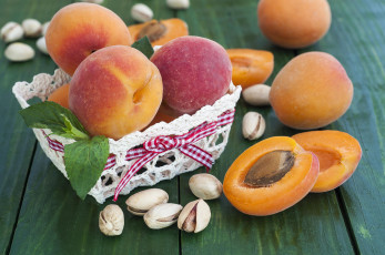 Картинка еда персики +сливы +абрикосы лето стол фисташки абрикосы фрукты корзина