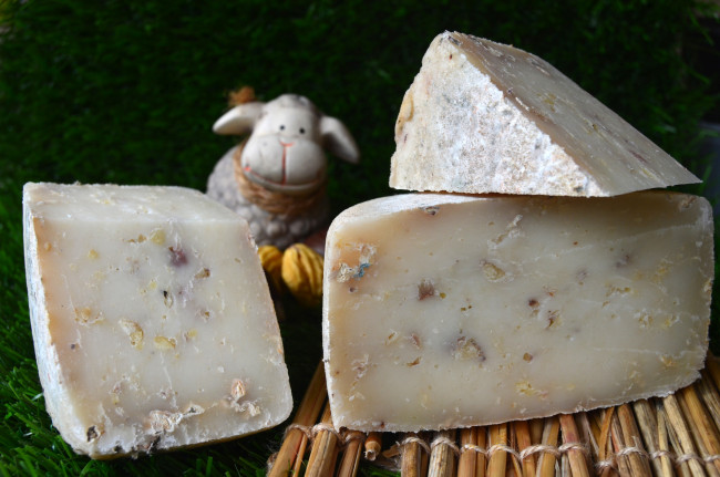 Обои картинки фото betara de cabra amb castanya de viladrau, еда, сырные изделия, сыр
