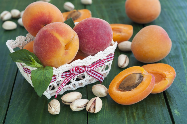 Обои картинки фото еда, персики,  сливы,  абрикосы, лето, стол, фисташки, абрикосы, фрукты, корзина