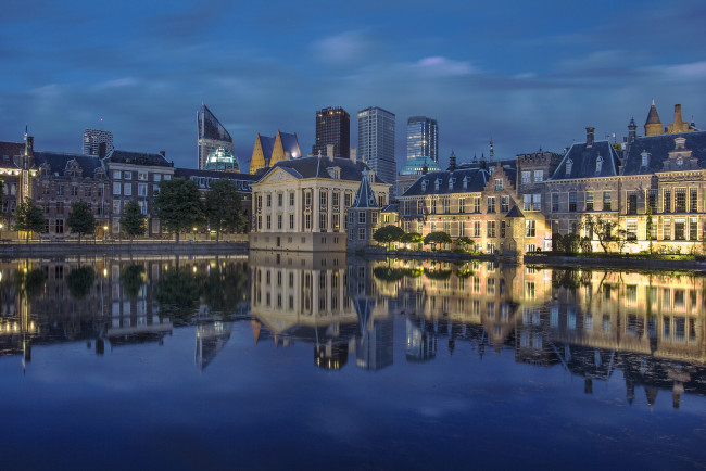 Обои картинки фото города, - панорамы, отражение, зеркало, нидерланды, маурицхейс, ночью, огни, гаага
