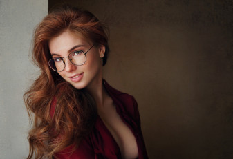 Картинка девушки анна+федотова рыжие волосы декольте очки улыбка