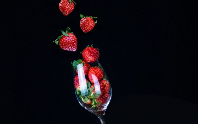 Обои картинки фото еда, клубника,  земляника, бокал, ягоды