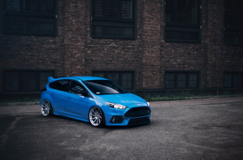 обоя ford focus rs, автомобили, ford, focus, rs, blue, front, wheels, stance