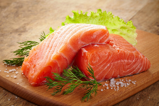 Обои картинки фото еда, рыба,  морепродукты,  суши,  роллы, соль, свежая, форель, укроп