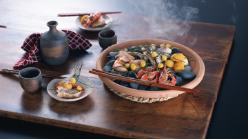 Картинка еда рыба морепродукты суши роллы палочки кувшин чарки блюдо креветки