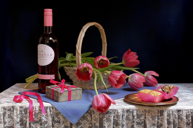 Обои картинки фото еда, натюрморт, пирожные, коробочка, тюльпаны, вино