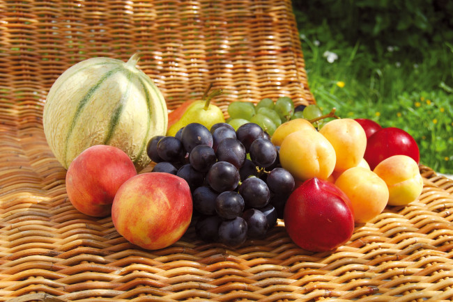 Обои картинки фото еда, фрукты, ягоды, персики, виноград, груши