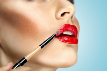 Картинка разное губы кисточка макияж девушка