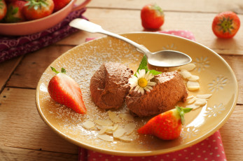 Картинка еда мороженое +десерты цветок клубника джем десерт сладкое