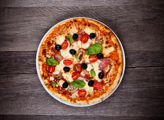 Обои картинки фото еда, пицца, оливки, начинка, зелень
