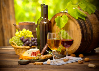 Картинка еда напитки +вино бокал вино орехи хлеб колбаса сыр виноград