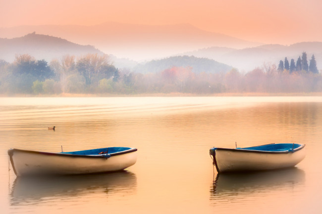 Обои картинки фото корабли, лодки,  шлюпки, озеро, горы, небо, утка, туман