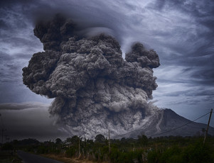 Картинка природа стихия клубы черного дыма из вулкана этна