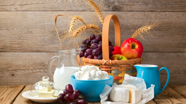 Обои картинки фото еда, разное, колосья, яблоки, корзинка, виноград, сыр, творог, масло, молоко