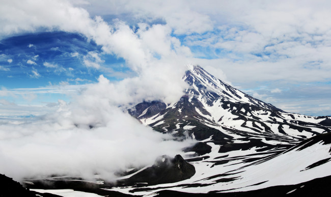 Обои картинки фото природа, горы, вулкан, авачинская, сопка, покрыт, белыми, облаками, камчатка, россия