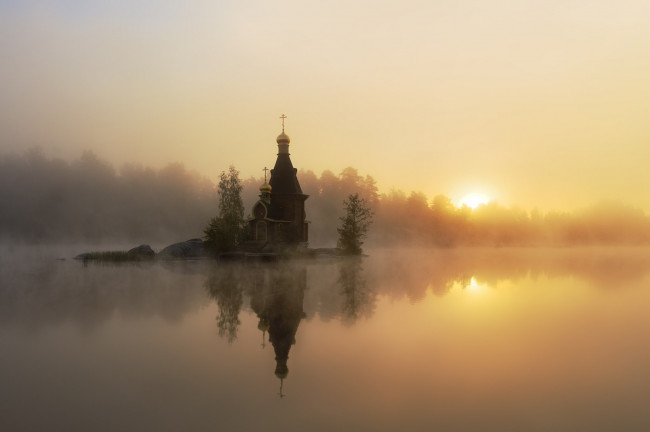 Обои картинки фото церковь андрея первозванного, города, - православные церкви,  монастыри, вода, туман, пейзаж, солнце, утро, андрей, первозванный, церковь