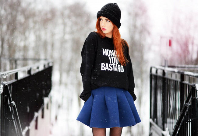 Обои картинки фото девушки, ebba zingmark, рыжая, шапка, свитер, юбка, зима, снег, мост