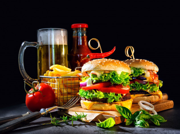 Обои картинки фото еда, бутерброды,  гамбургеры,  канапе, кетчуп, пиво, гамбургеры, помидоры, томаты