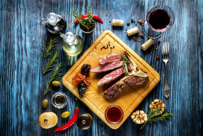 Обои картинки фото еда, мясные блюда, розмарин, вино, мясо, чеснок