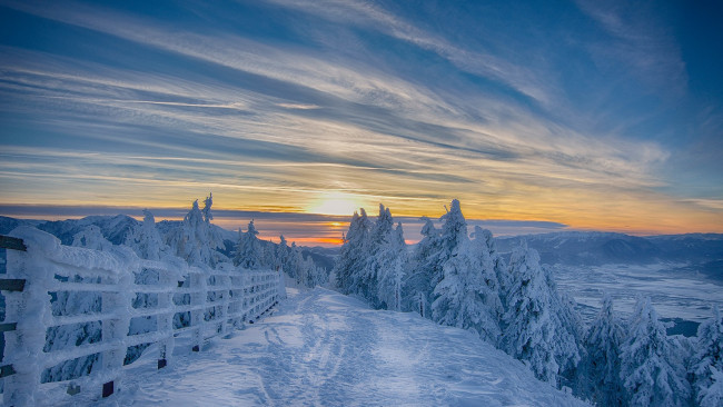 Обои картинки фото природа, зима, пейзаж, небо, облака, снег, деревья, забор, путь, проход, горы, закат, румыния
