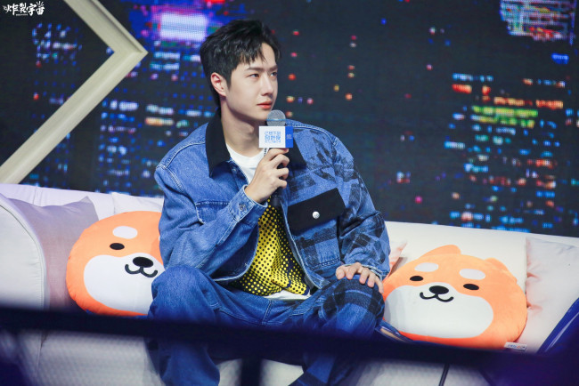 Обои картинки фото мужчины, wang yi bo, ван, ибо, микрофон, куртка, диван