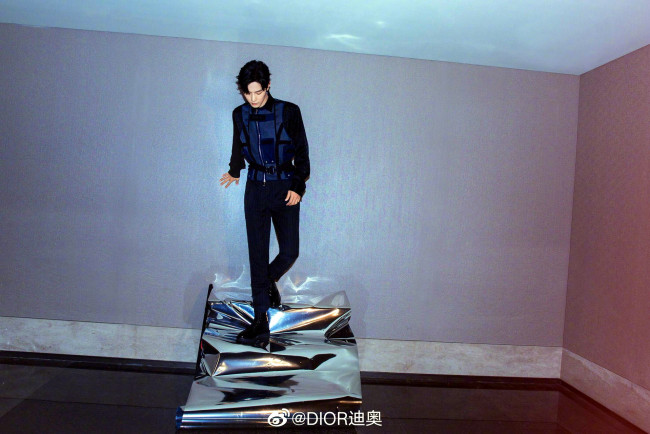 Обои картинки фото мужчины, xiao zhan, актер, куртка, брюки, матрас